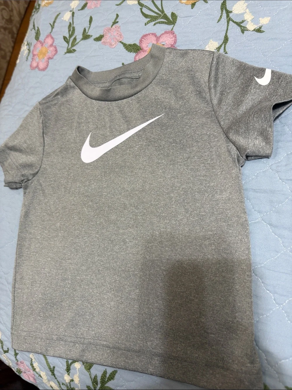 Nike Dri-Fit Pullover SS TShirt Grey & White PreOwned Size 3T